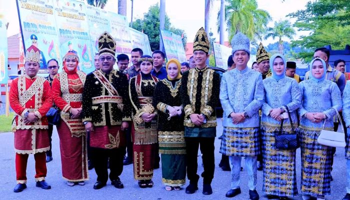 Burhanuddin-Ahmad Yani Kenakan Busana Khas Moronene di Upacara HUT Ke-61 Sultra