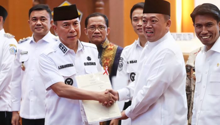 Menteri ATR/BPN Serahkan 455 Sertipikat ke Gubernur Sultra