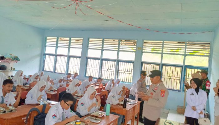 Aroma Asa di Balik Nasi Hangat, MBG Hadir Perdana di SMAN 03 Bombana