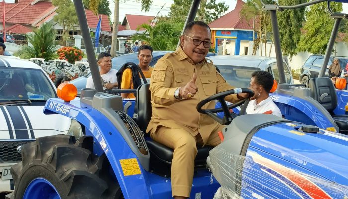 Serahkan Alsintan untuk Petani, Bupati Bombana Haramkan Pungli