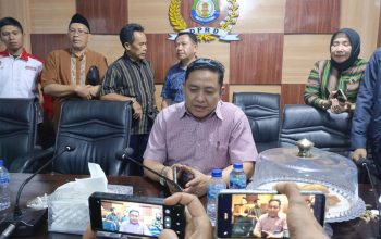 Wakil Bupati Bombana, Ahmad Yani, S. Pd., M. Si menyatakan komitmen mendukung lebuh febcana lemekafan calon DOB Kepulauan Kabaena. Hal itu ditegaskan usai mempin pertemuan konsolidasi di ruang rapat DPRD Bombana, Rabu (21/5/2025)