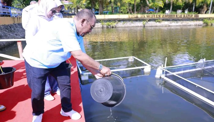 Inovasi Budidaya Ikan di Ruang Publik, Pemkab Bombana Tebar 3.000 Ekor Bandeng di Kolam Retensi