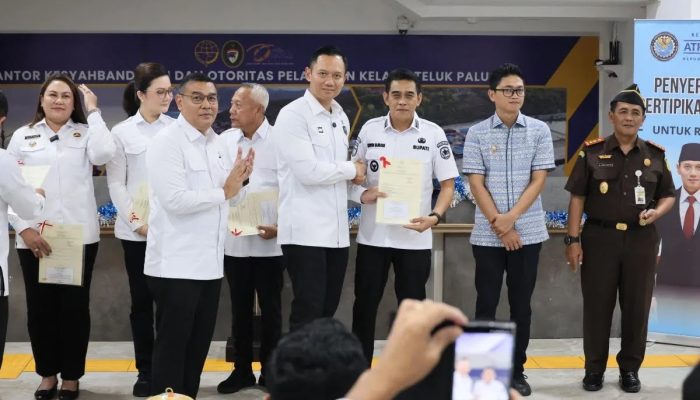 Serahkan 160 Sertifikat Tanah di Sulteng, Wamen Ossy Tekankan Bentuk Komitmen Negara Hadirkan Kepastian Hukum