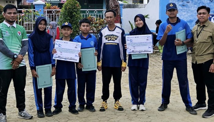 Dukung Bakat Siswa, Disdikbud Bombana Beri Uang Pembinaan kepada 17 Pelajar Berprestasi