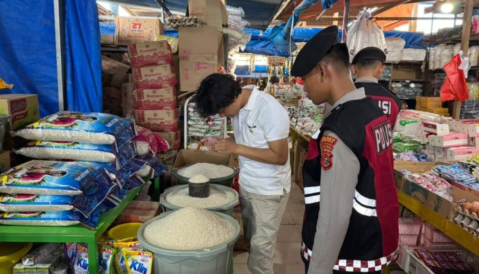 Cegah Penipuan dan Penimbunan, Polres Bombana Cek Beras di Pasar Tadoha Mapaccing