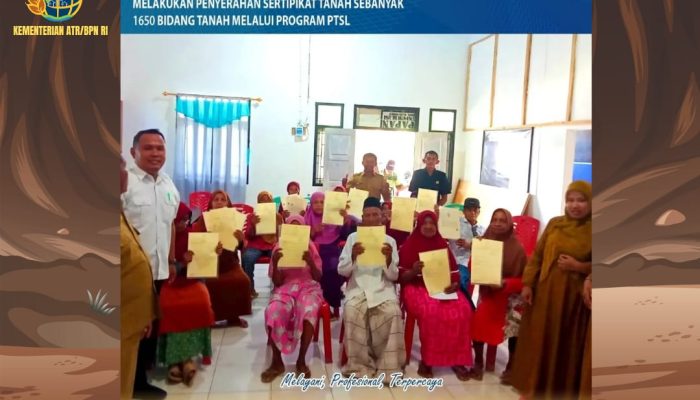 Kantah Bombana Serahkan 1.650 Sertipikat Tanah Lewat Program PTSL