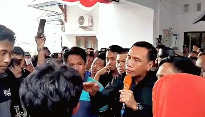 Ketua DPRD Bombana Iskandar Terima Aspirasi Mahasiswa, Siap Teken Penolakan Kenaikan Tunjangan DPR