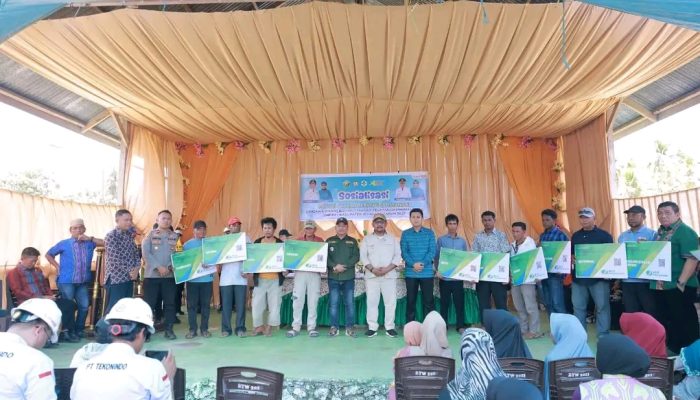 Kuatkan Layanan Dasar, Bupati dan Wakil Bupati Bombana Hadiri Posyandu, Pasar Murah, dan Serahkan Bantuan di Pulau Kabaena