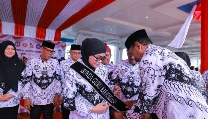 Hj. Fatmawati Kasim Marewa Dinobatkan Sebagai Bunda Guru Kabupaten Bombana