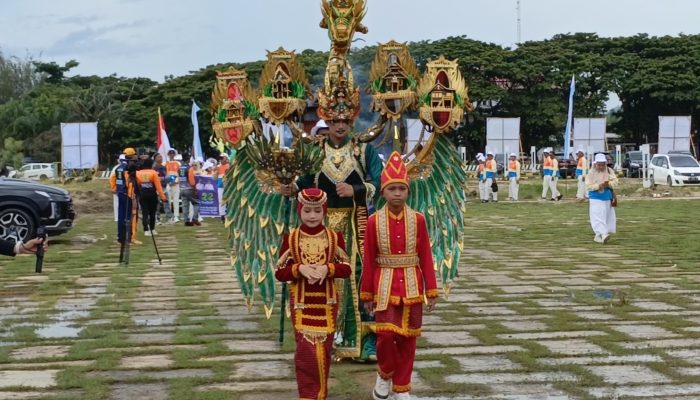 Pawai Defile HUT Bombana ke-22, Ribuan Peserta Menari di Tengah Rintik Pagi      