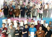 Wakil Ketua Komisi II DPR RI Serahkan Sertipikat PTSL kepada Warga Rakadua