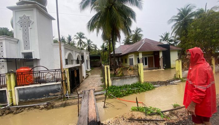 Banjir Rendam Tiga Desa di Poleang, Polisi Gerak Cepat Lakukan Evakuasi