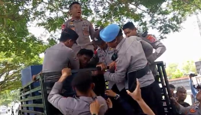 Kapolres Bombana Pimpin Langsung Pengamanan Aksi Tolak PT SIP, Polisi Amankan Pembawa Sajam