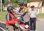 Kirain Razia, Ternyata Rezeki, Polres Bombana Bagi Helm Gratis Ke Pengendara Roda Dua
