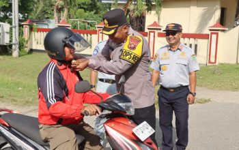 Kirain Razia, Ternyata Rezeki, Polres Bombana Bagi Helm Gratis Ke Pengendara Roda Dua