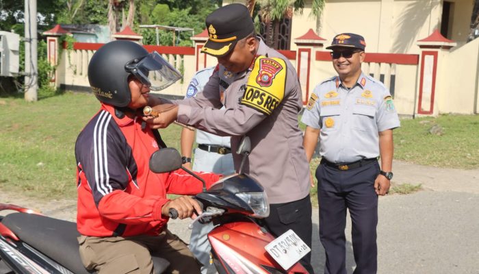 Kirain Razia, Ternyata Rezeki, Polres Bombana Bagi Helm Gratis Ke Pengendara Roda Dua