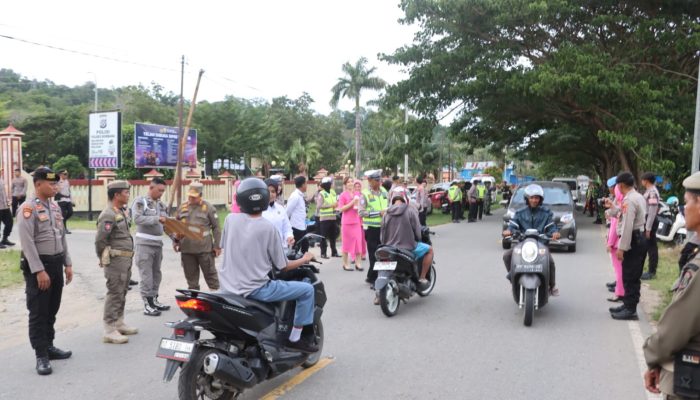 Polres Bombana Bagikan Takjil, Libatkan TNI hingga Dinas Kesehatan
