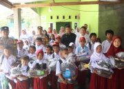 Polri Salurkan Seragam dan Alat Sekolah bagi 33 Siswa di Lokasi Pembangunan Jembatan Kolaka