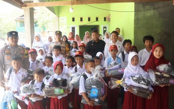Polri Salurkan Seragam dan Alat Sekolah bagi 33 Siswa di Lokasi Pembangunan Jembatan Kolaka