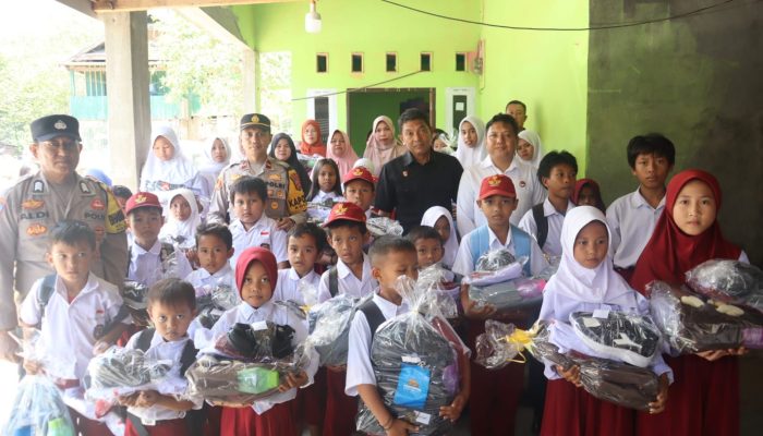 Polri Salurkan Seragam dan Alat Sekolah bagi 33 Siswa di Lokasi Pembangunan Jembatan Kolaka