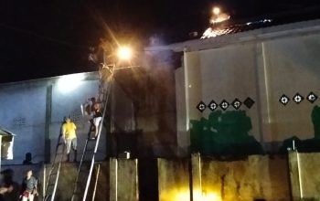 Kebakaran Mesjid di Bombana, Polisi bersama Warga Gerak Cepat Padamkan Api