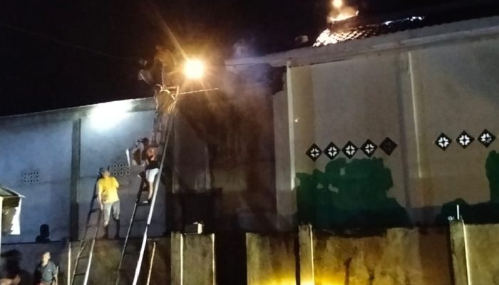 Kebakaran Mesjid di Bombana, Polisi bersama Warga Gerak Cepat Padamkan Api