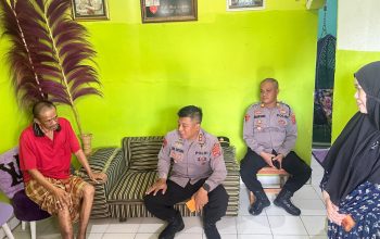 Kapolres Bombana Datangi Rumah Anggota yang Sakit, Ada Pesan Haru di Balik Anjangsana Pagi Itu
