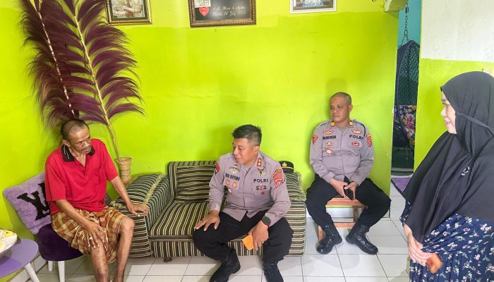 Kapolres Bombana Datangi Rumah Anggota yang Sakit, Ada Pesan Haru di Balik Anjangsana Pagi Itu