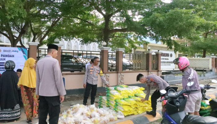 Polres Bombana dan Bulog Gelar Gerakan Pangan Murah, 200 Paket Sembako Diserbu Warga Jelang Lebaran