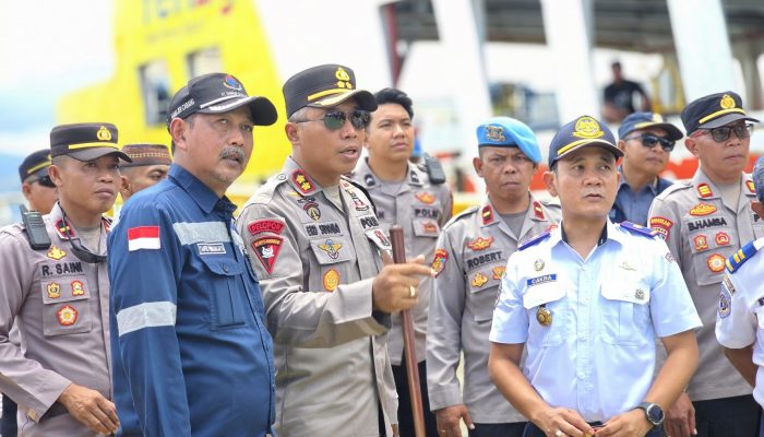 Pantau Arus Mudik di Pelabuhan Bombana, Kapolres Pastikan Kesesuaian Manifes Penumpang