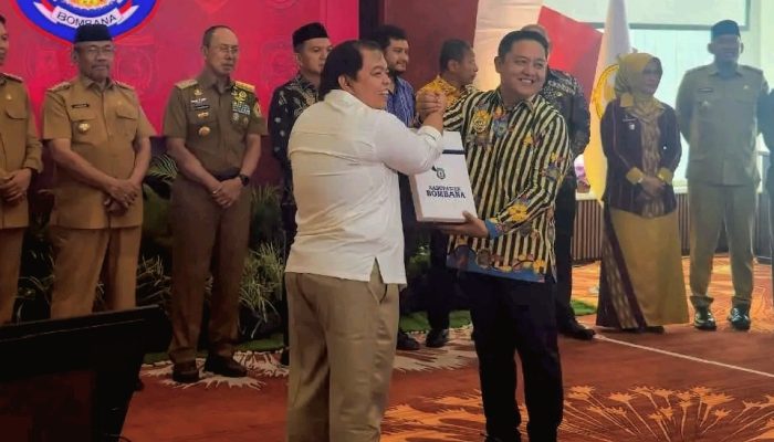Serahkan LKPD 2025, Wabup Bombana Optimis Raih Opini Terbaik dari BPK