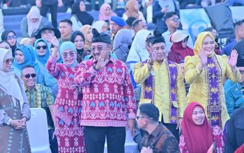 Bupati dan Wakil Bupati Bombana Hadiri Pawai Budaya HUT ke-62 Sultra di Kendari