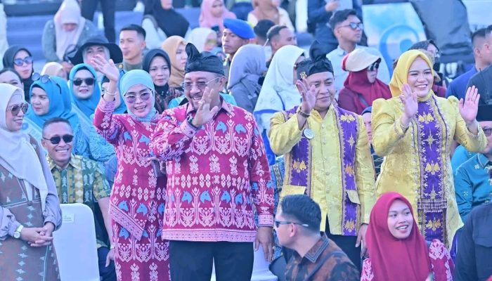 Bupati dan Wakil Bupati Bombana Hadiri Pawai Budaya HUT ke-62 Sultra di Kendari