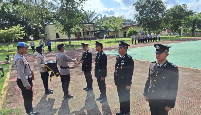 Upacara Hari Kesadaran Nasional, Polres Bombana Beri Penghargaan untuk Personel Berprestasi