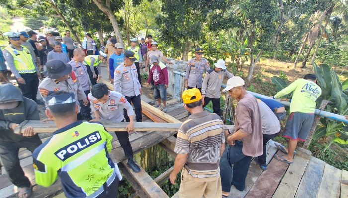 Polres Bombana Bersama Warga Perbaiki Jembatan Desa Tampabulu, Akses Ekonomi Dipastikan Tetap Terjaga