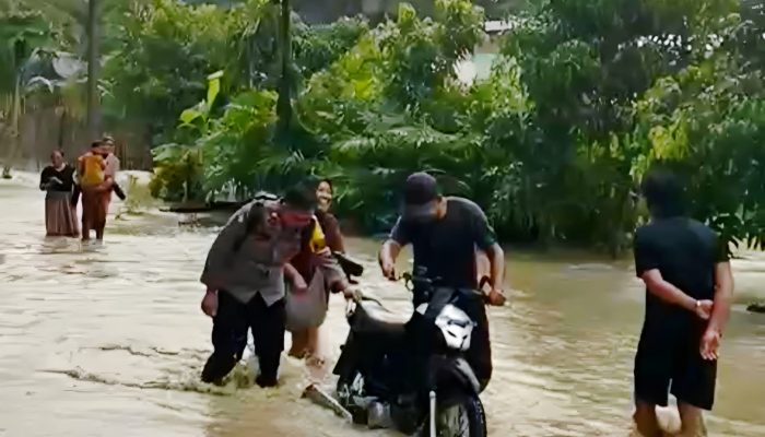 Bhabinkamtibmas dan Warga Gotong Royong Tangani Banjir di Tontonunu Bombana