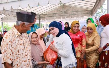 TP PKK Bombana Peringati Hari Kartini dengan Bagi Sembako dan Layanan Kesehatan Gratis