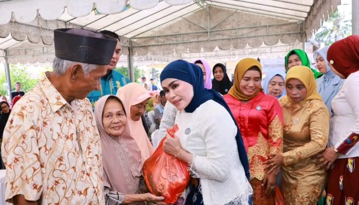 TP PKK Bombana Peringati Hari Kartini dengan Bagi Sembako dan Layanan Kesehatan Gratis
