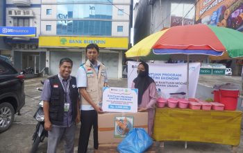 YBM PLN UPT Kendari Tebar Kepedulian, Menyulut Harapan Dua Ibu Penjual Nasi Kuning