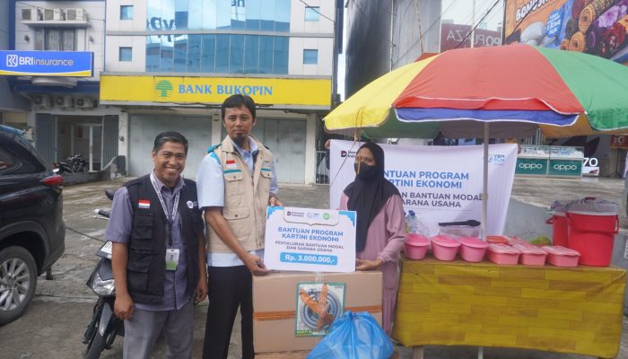YBM PLN UPT Kendari Tebar Kepedulian, Menyulut Harapan Dua Ibu Penjual Nasi Kuning