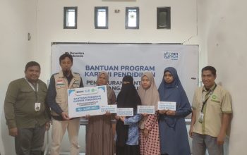 Menebar Manfaat untuk Pejuang Pendidikan, YBM PLN UPT Kendari Salurkan Santunan Guru