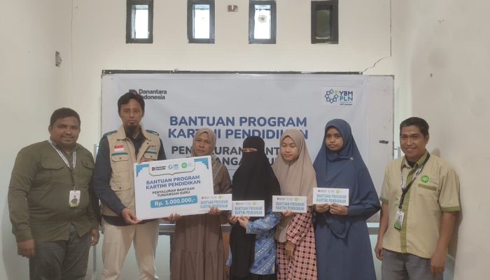 Menebar Manfaat untuk Pejuang Pendidikan, YBM PLN UPT Kendari Salurkan Santunan Guru