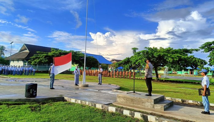 Kapolsek Kabaena Ingatkan Pelajar soal Bullying hingga Bahaya Narkoba saat Upacara di SMA Negeri 02 Bombana