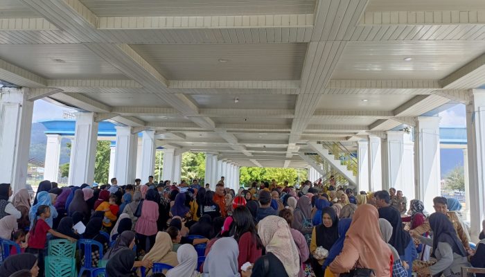 Ratusan Warga Serbu Pasar Murah Jelang Idul Adha di Bombana, Bupati Minta Pemerintah Selalu Hadir untuk Rakyat