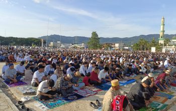 Ribuan Warga Bombana Larut dalam Khidmat Sholat Idul Adha, Bupati Ajak Doakan Jemaah Haji
