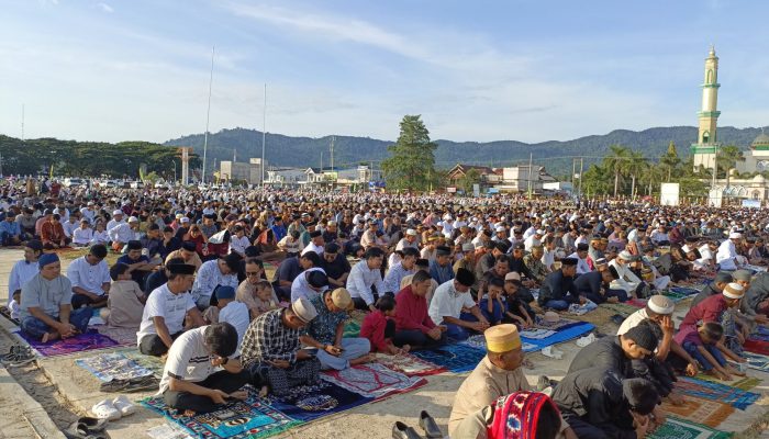 Ribuan Warga Bombana Larut dalam Khidmat Sholat Idul Adha, Bupati Ajak Doakan Jemaah Haji