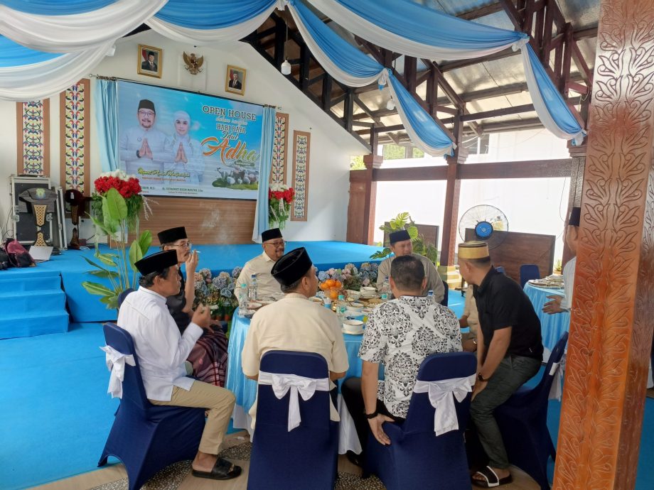 Ketgam: Bupati Bombana tengah duduk melingkar bersama Ketua DPRD Bombana, Iskandar, SP, dan jajaran Forkopimda dan Kepala OPD. 
