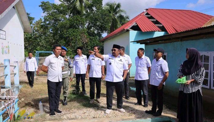 Bupati Bombana Sidak Kantor Desa dan Sekolah di Rau-Rau