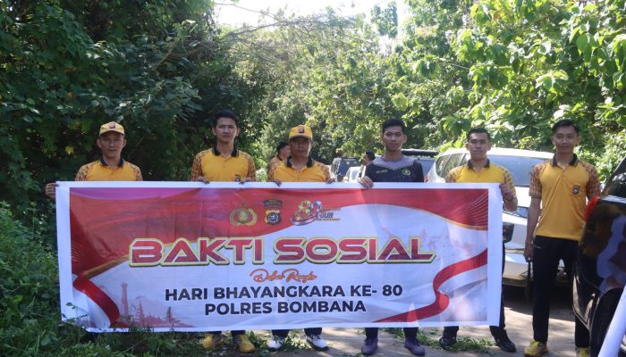 Sambut HUT Bhayangkara Ke-80, Polres Bombana dan Masyarakat Gotong Royong Perluas Bahu Jalan hingga Bersihkan Fasilitas Umum