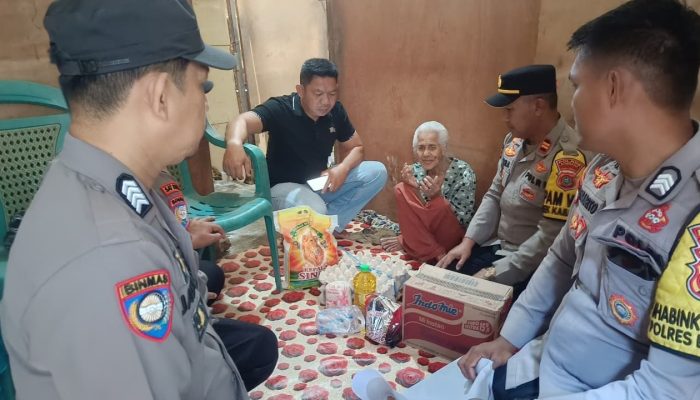 Polsek Kabaena Berbagi Sembako Sambut HUT Bhayangkara Ke-80